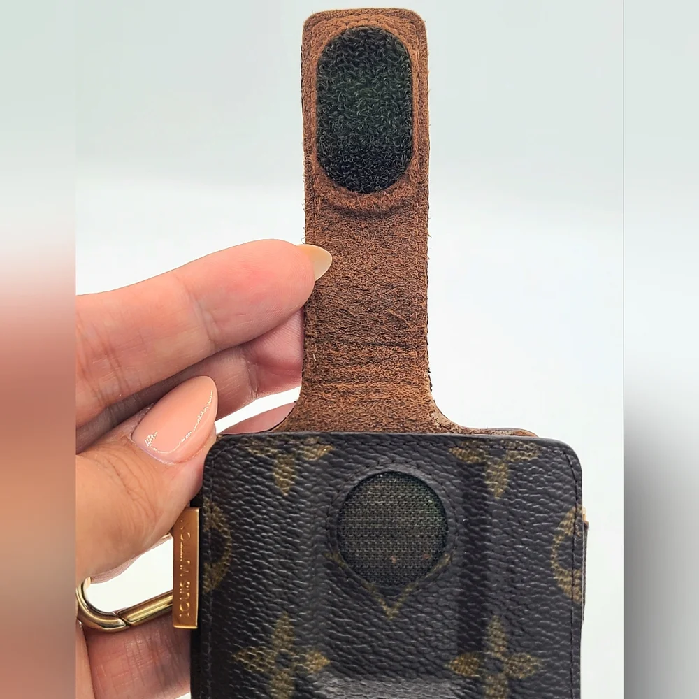 Louis Vuitton Etui International Mobile Phone Case